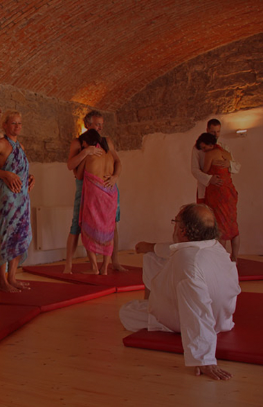 Když učitel předává oheň dál: John Hawken a jeho odkaz u nás